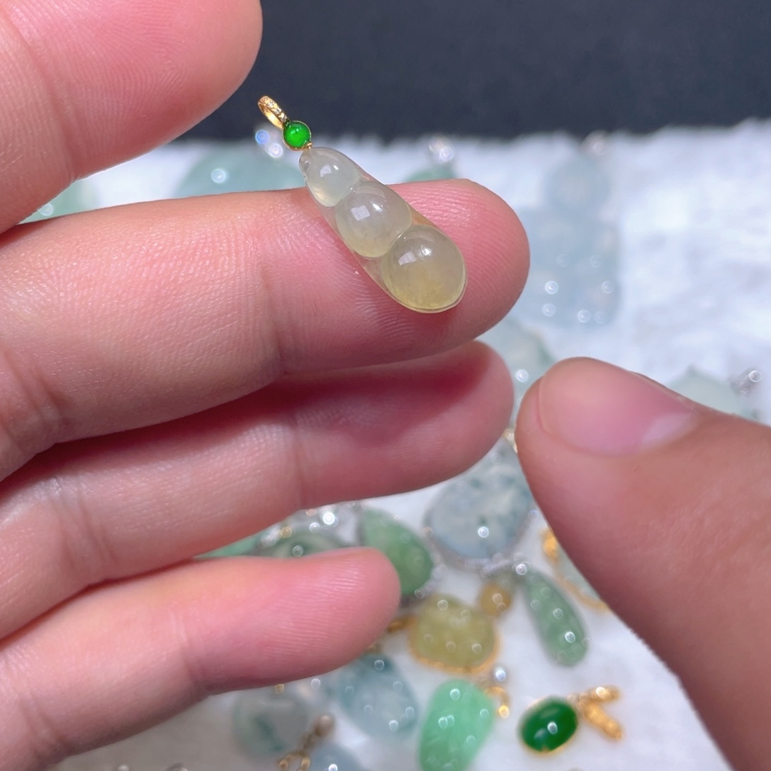 颈饰18K金镶嵌翡翠