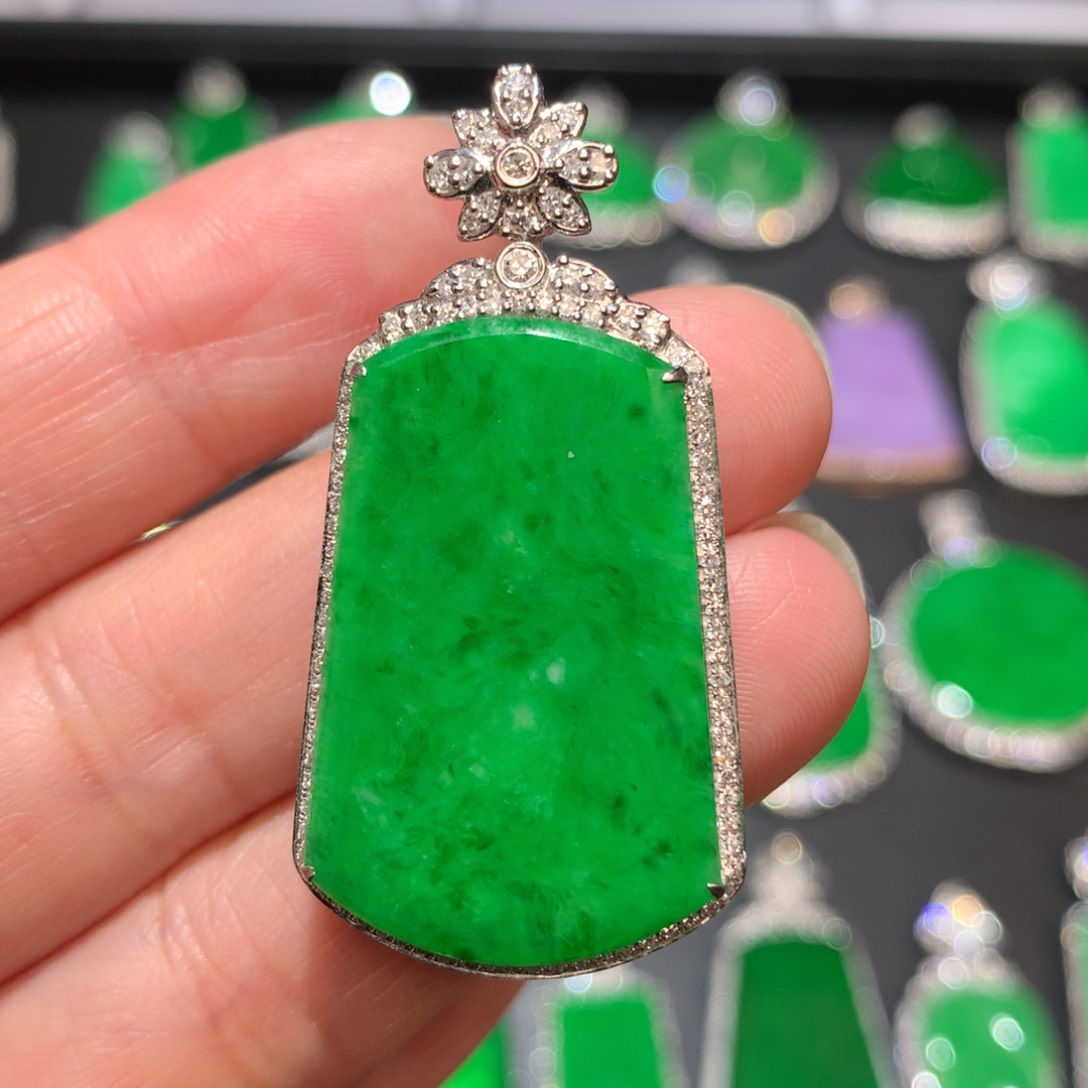 翡翠颈饰18K金镶嵌翡翠