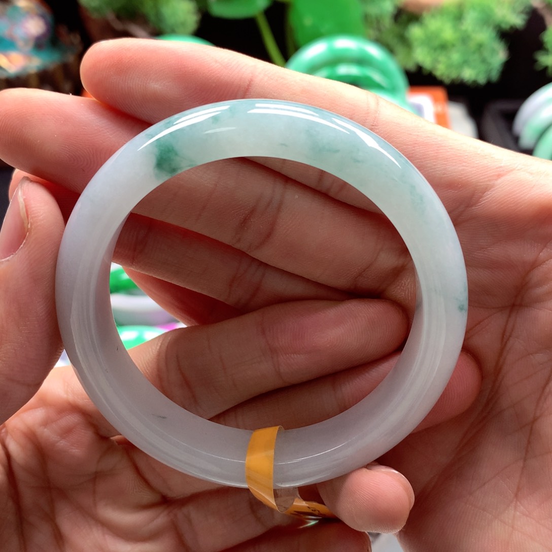 翡翠手镯未镶嵌翡翠