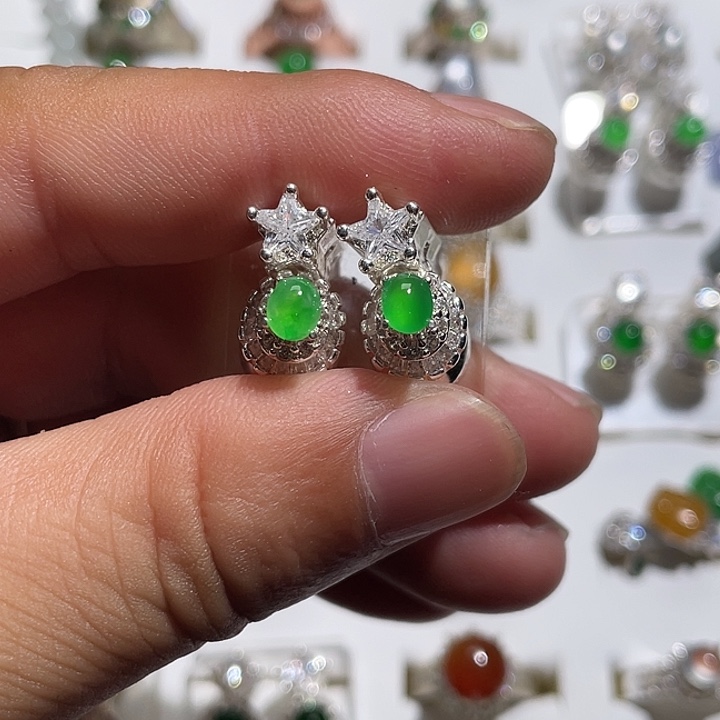 翡翠配石甜阳绿蛋面铜托