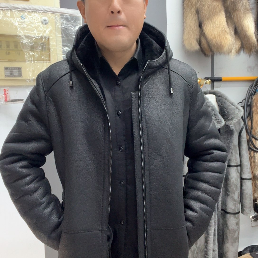 黑色帽款皮毛一体