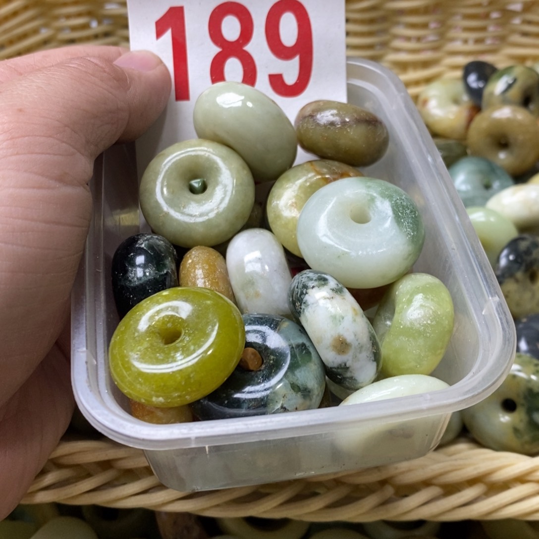 蛇纹石玉挂坠未镶嵌