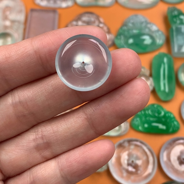 翡翠挂件未镶嵌…..