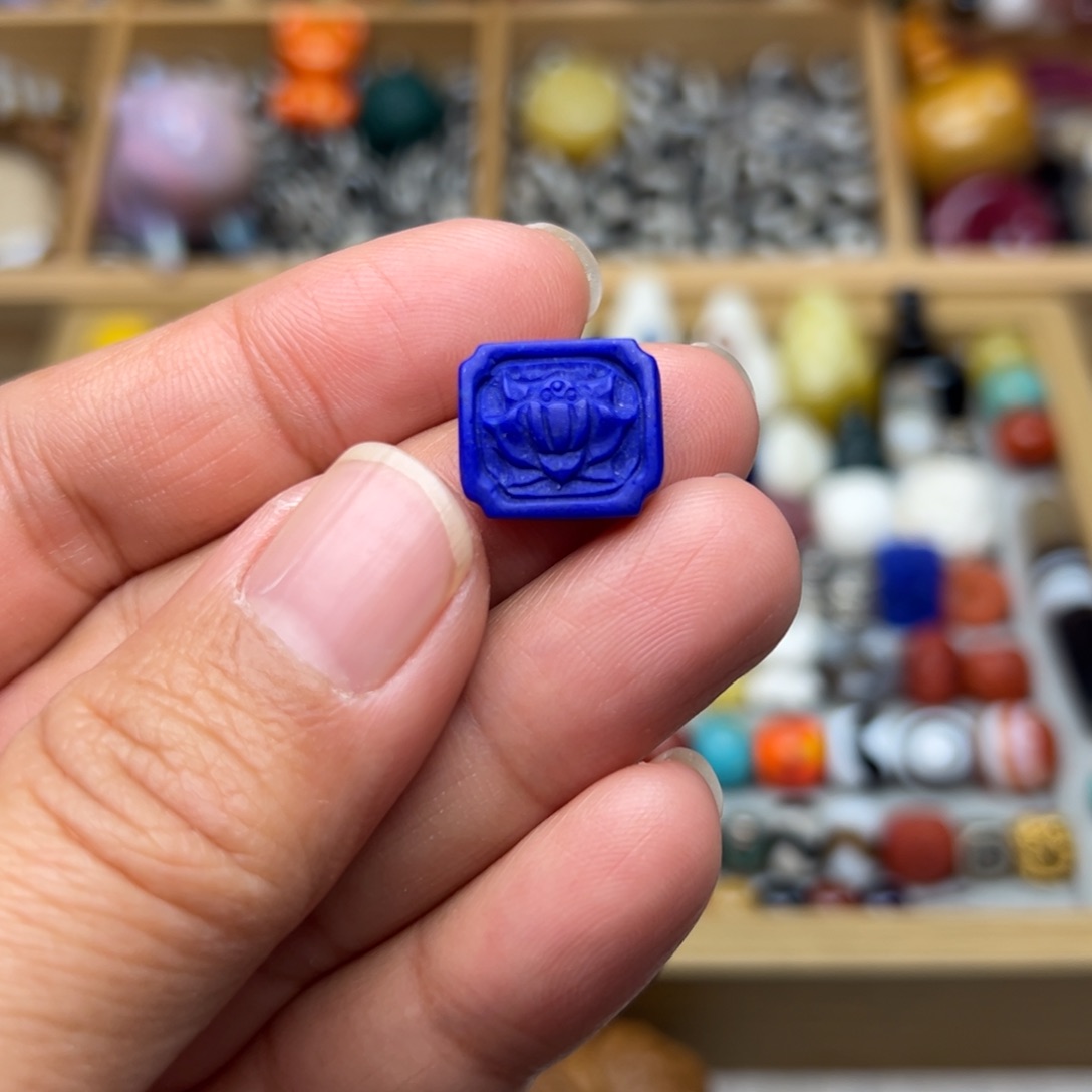 青金石老料莲花牌未镶嵌