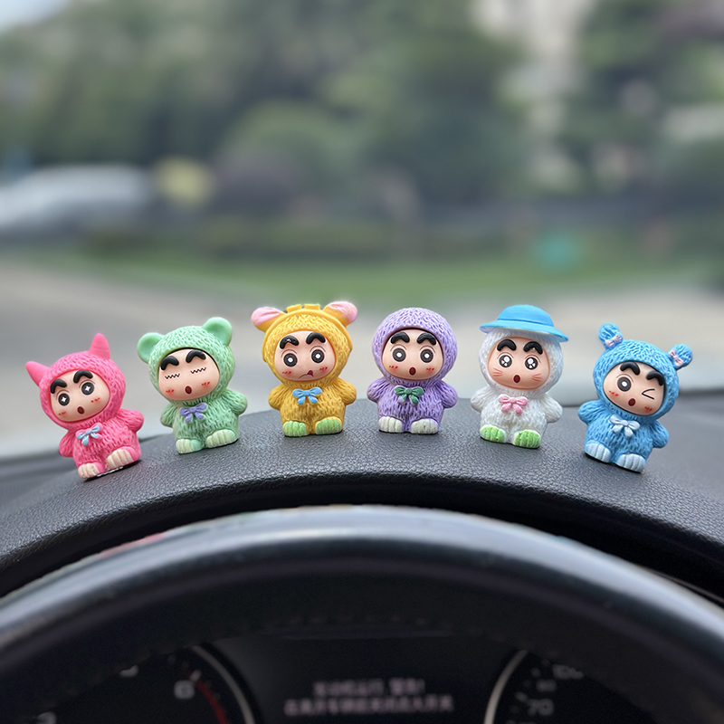治愈系小新公仔汽车摆件电动车内饰办公位桌面中控台大屏车载摆件
