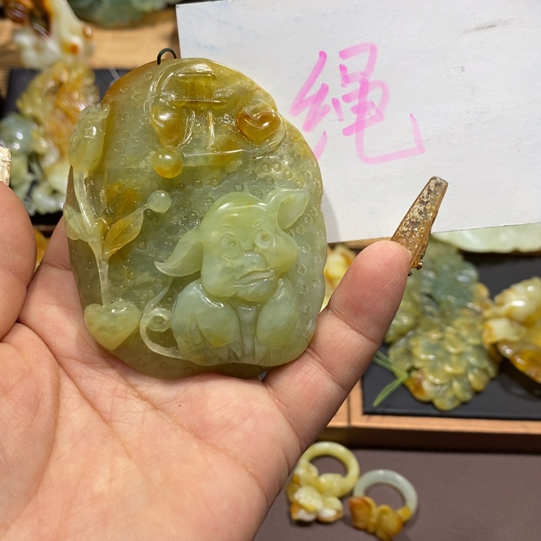 蛇纹石玉颈饰未镶嵌