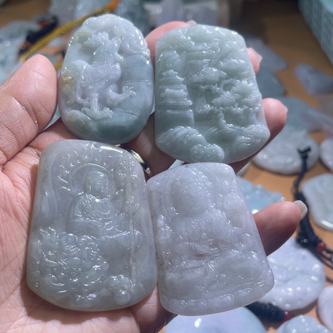 翡翠未镶嵌颈饰翡翠四个，微瑕