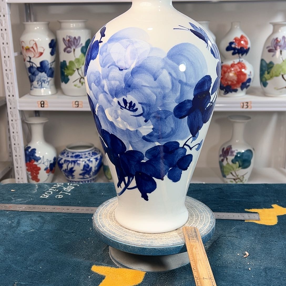 摆件景德镇陶瓷梅青牡