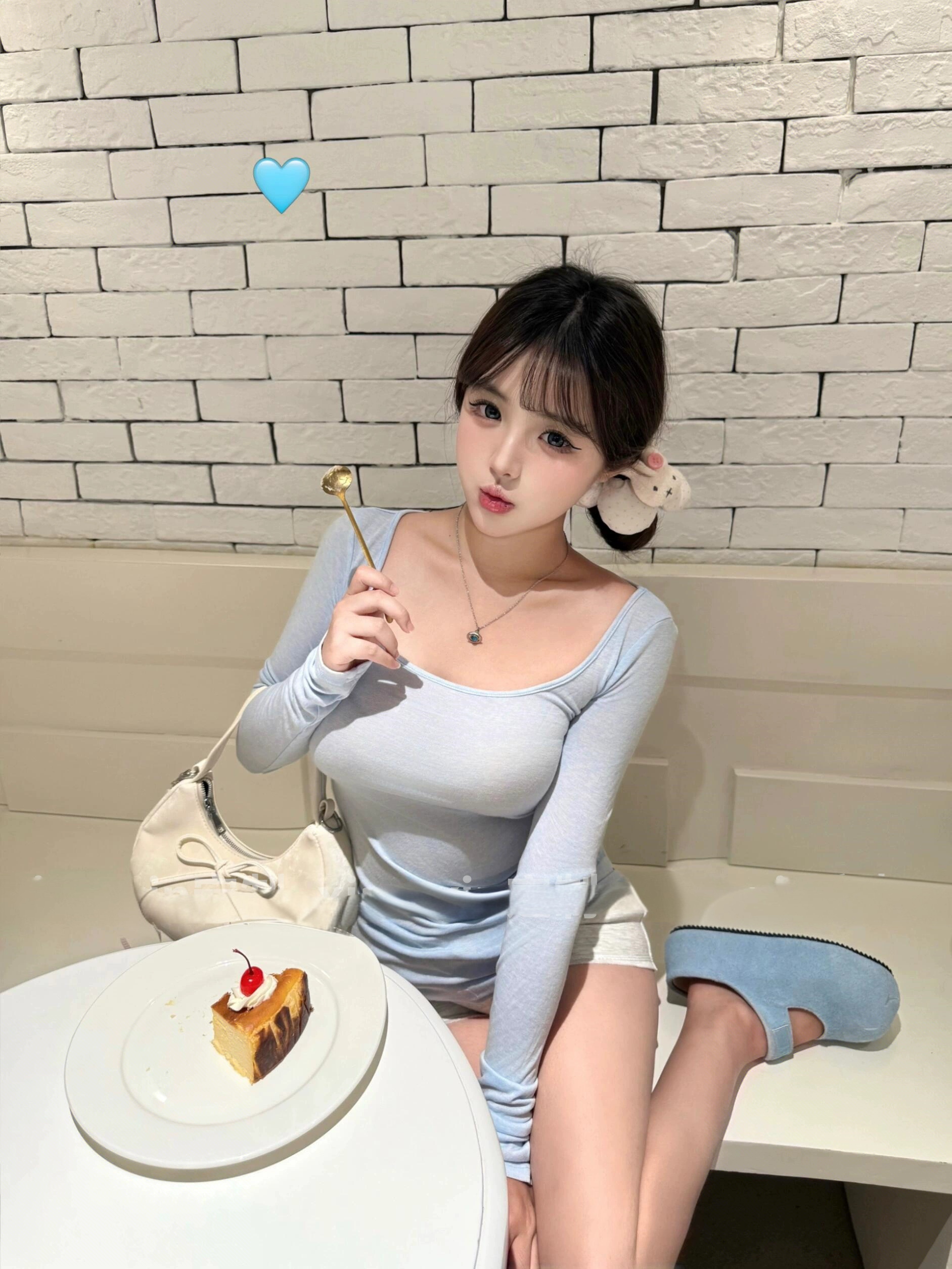 奶皮感  超软双层掐腰低胸上衣