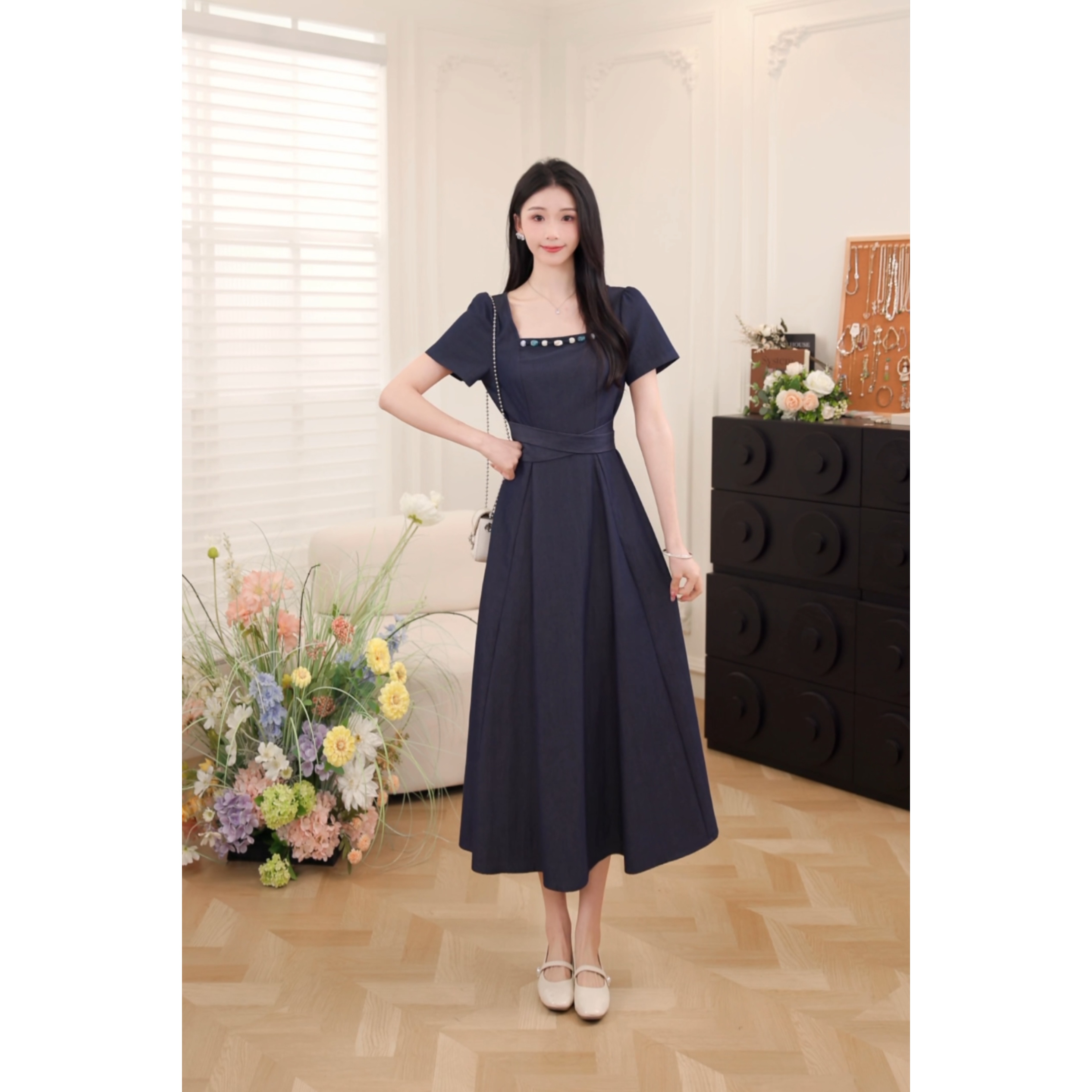 鹿向南【蔚蓝圆舞曲】2025年夏新款方领连衣裙女设计感裙DYL662038