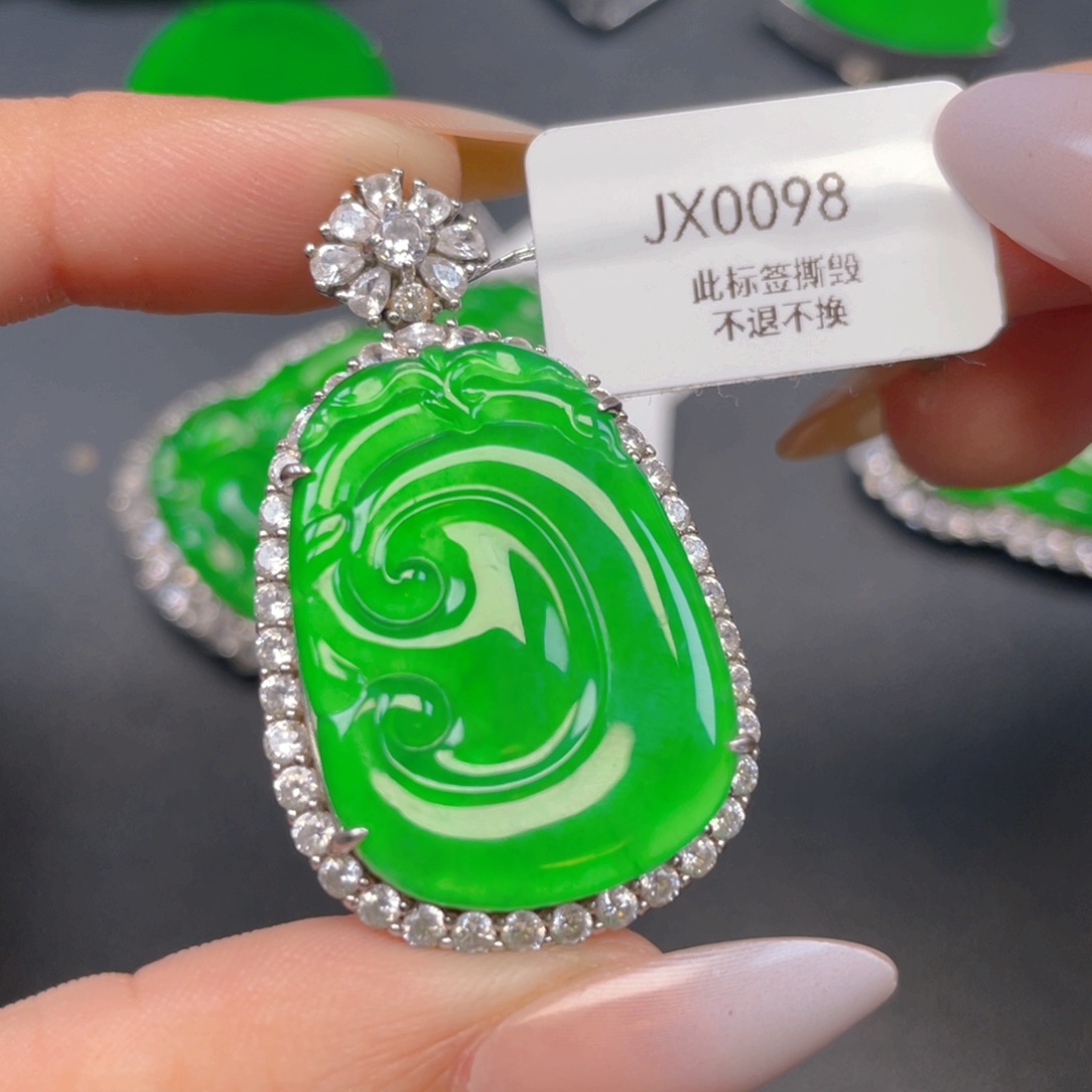 【闪购商品】颈饰银S925镶嵌翡翠会**鱼翡翠