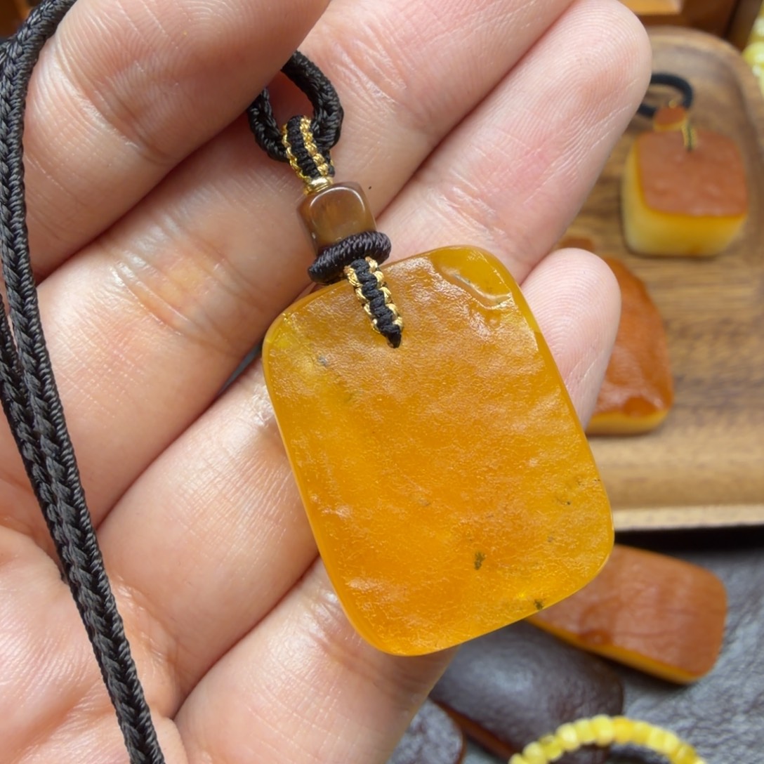 琥珀未镶嵌吊坠(赠链)