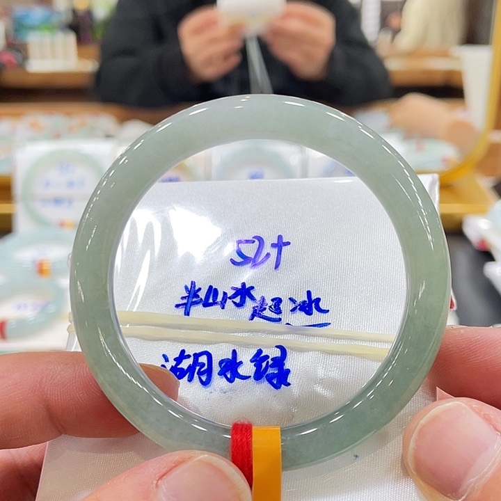 翡翠手镯未镶嵌翡翠