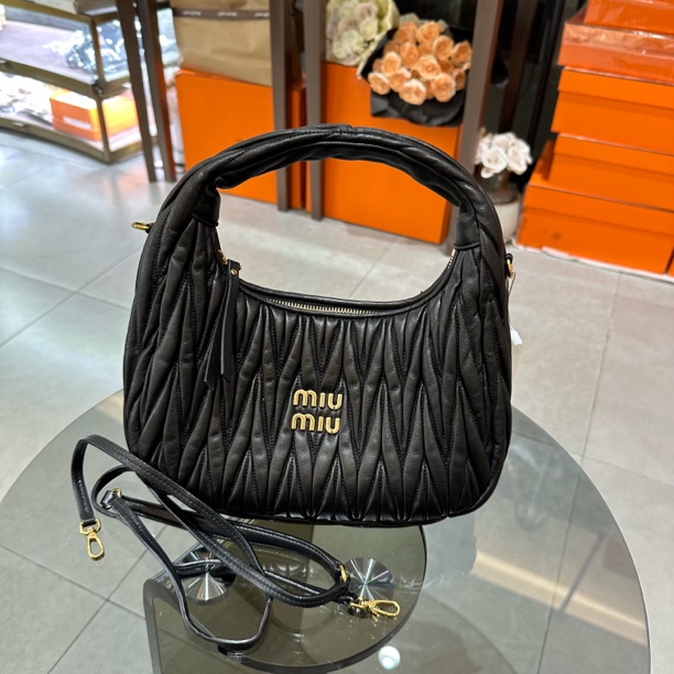 99新 MIU MIU/缪缪 Miumiu wander大号褶皱Hobo US5110722