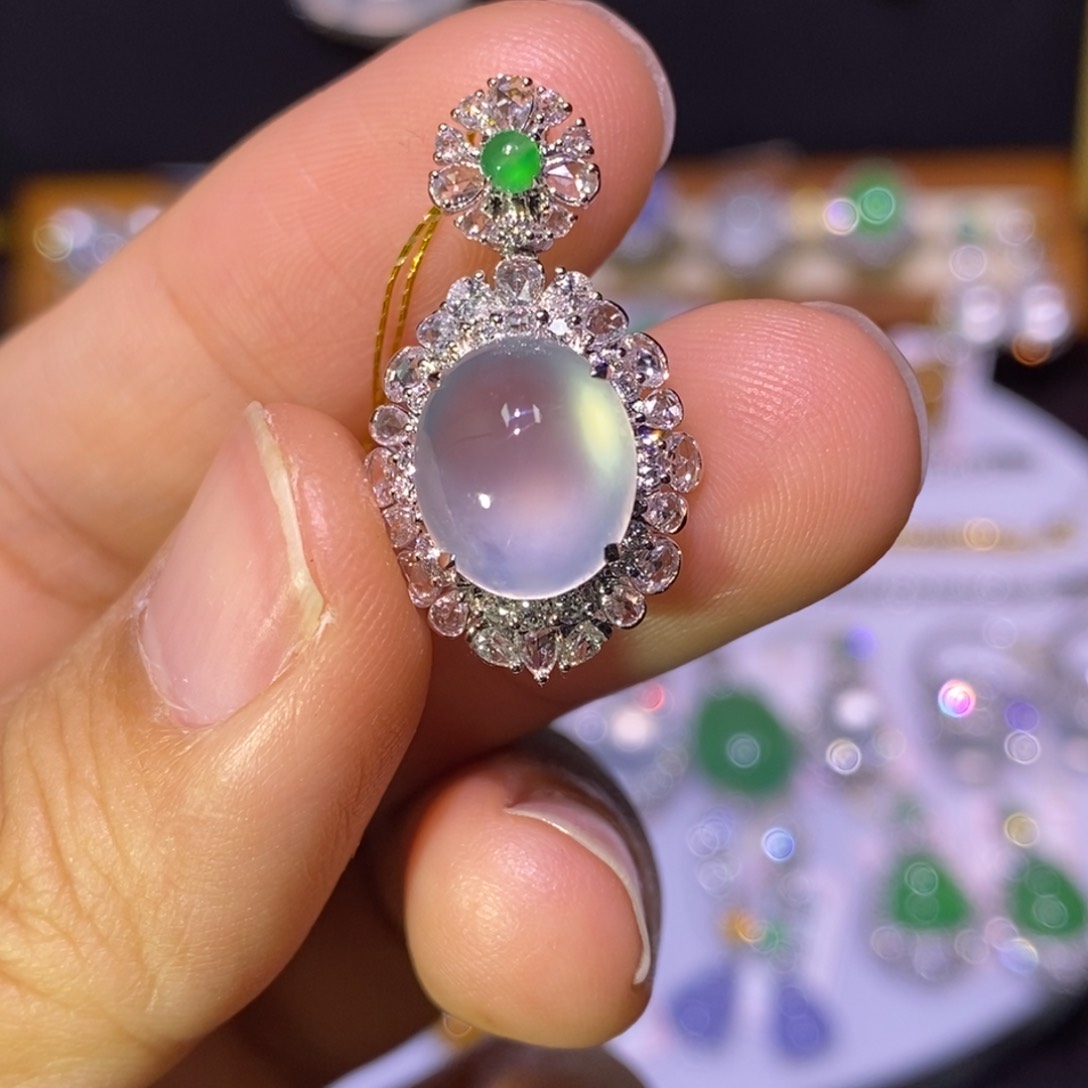 【闪购商品】颈饰18K金镶嵌翡翠