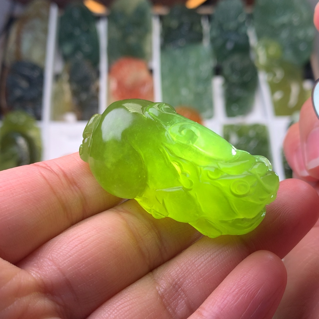 蛇纹石玉未镶嵌手把件貔貅