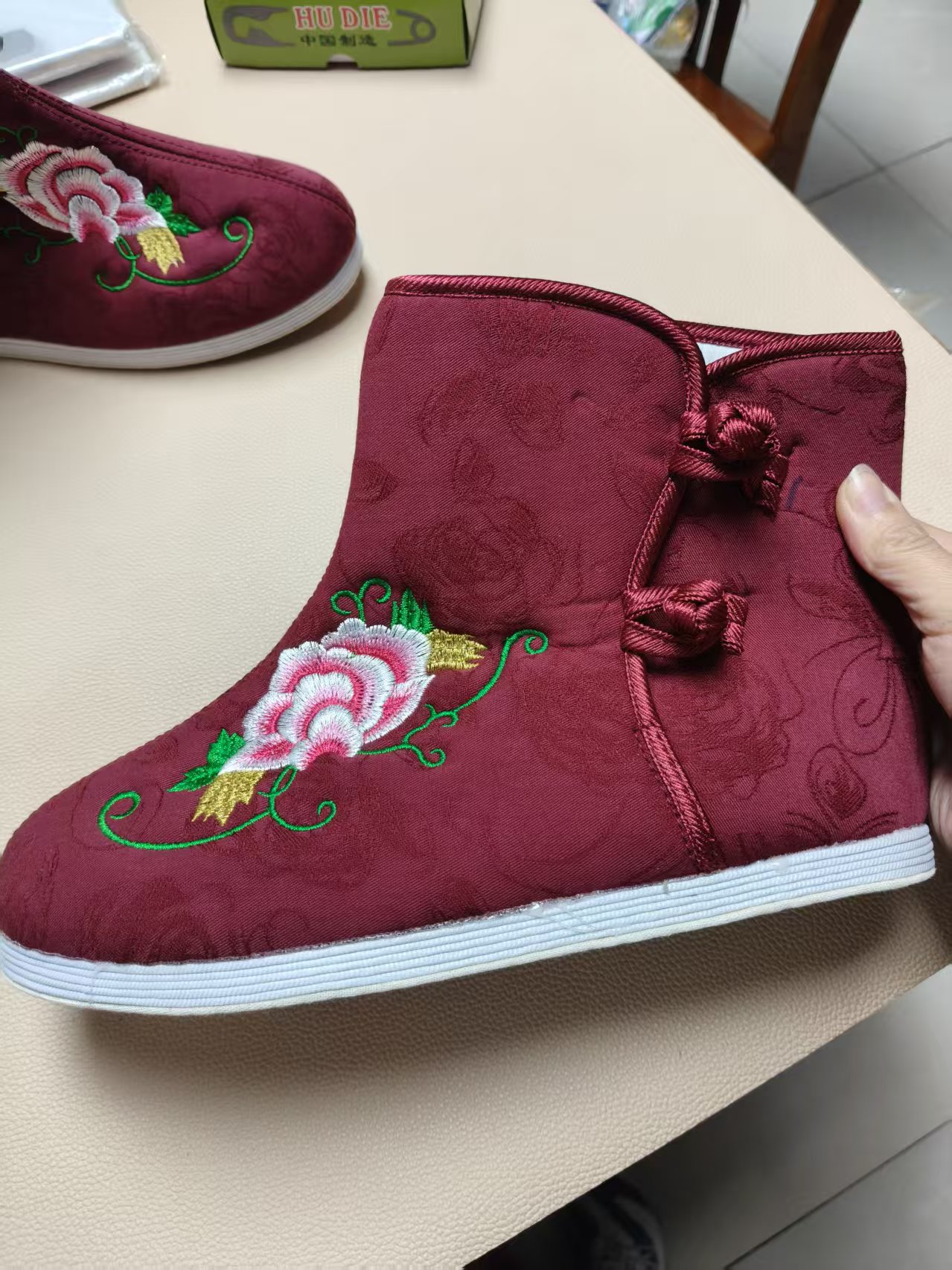 中国风刺绣交叉扣带冬季高帮鞋国风加厚纯手工保暖