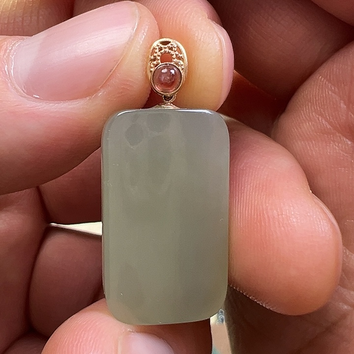 和田玉18K金镶嵌颈饰平安牌