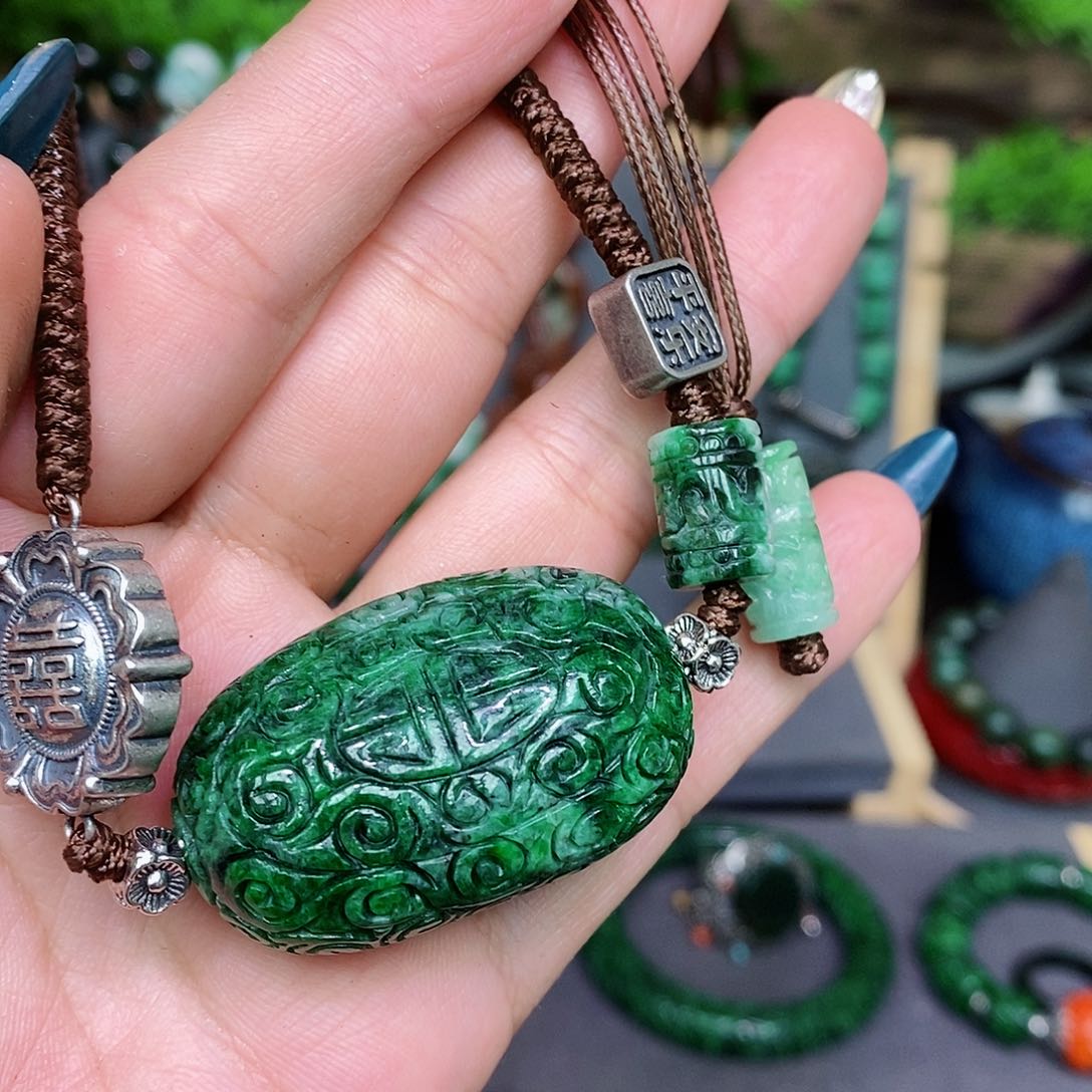 翡翠颈饰未镶嵌漂亮美眉