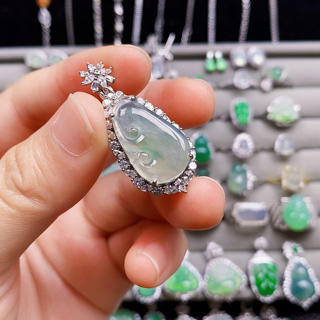 翡翠银S925镶嵌颈饰如意