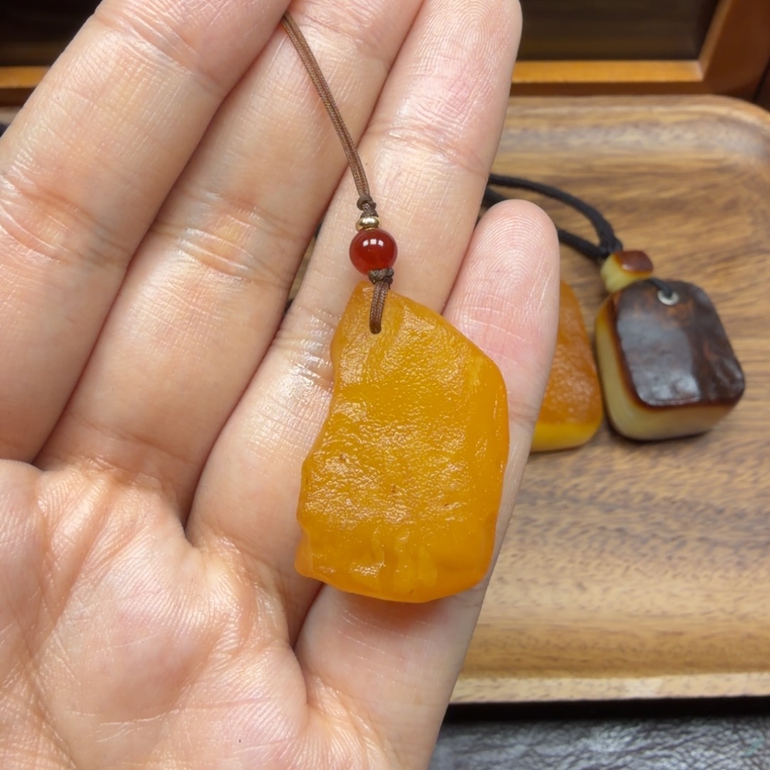 琥珀未镶嵌吊坠(赠链)