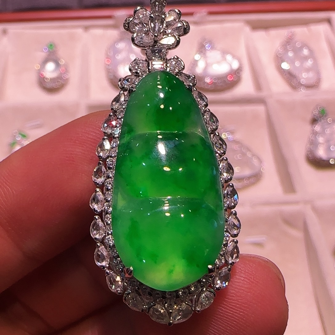 翡翠18K金镶嵌颈饰