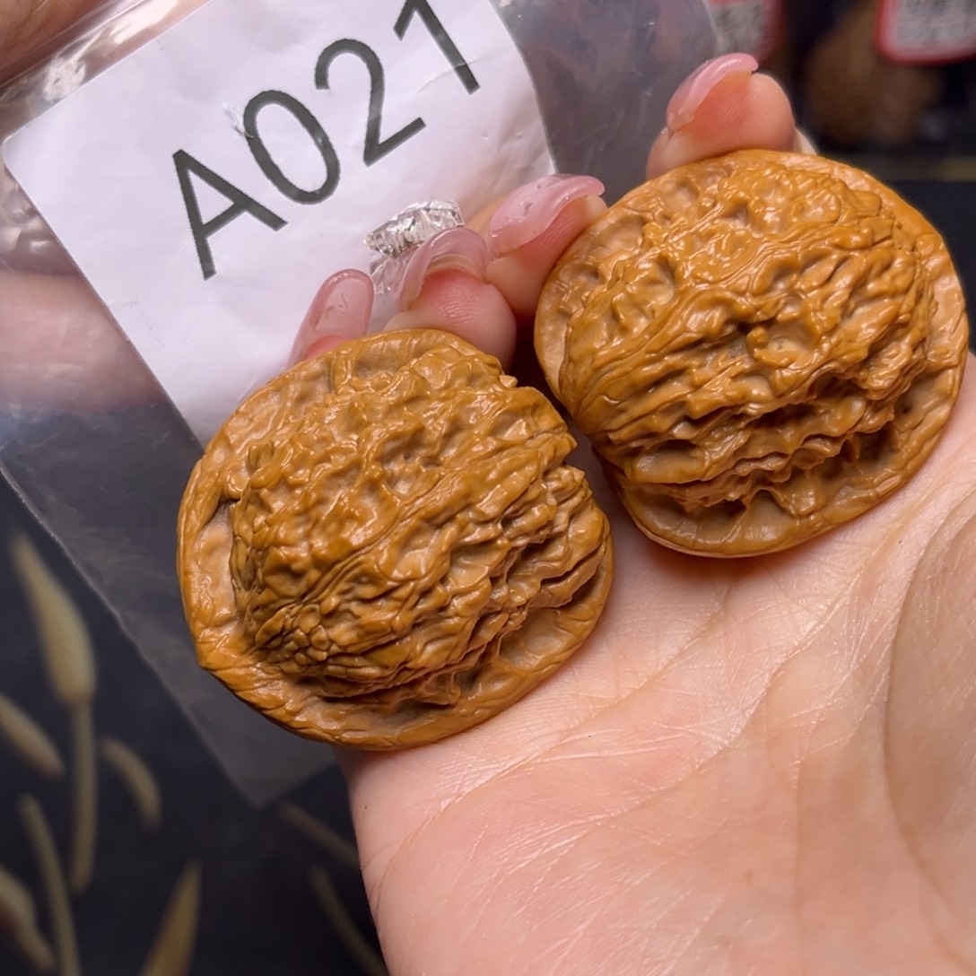 文玩核桃吊坠红狮子38