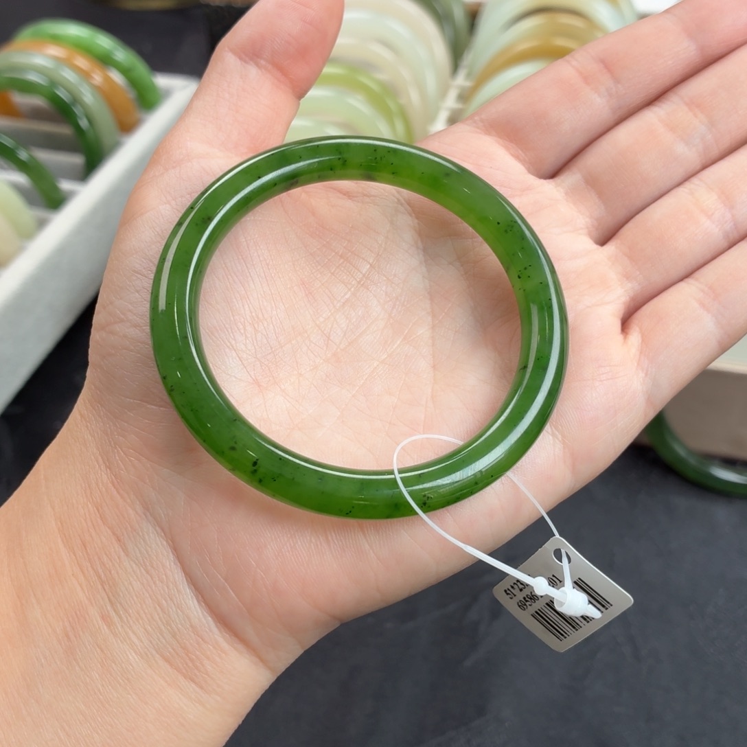 和田玉未镶嵌手镯-冰底碧玉辣底阳绿美人条猕猴桃2号