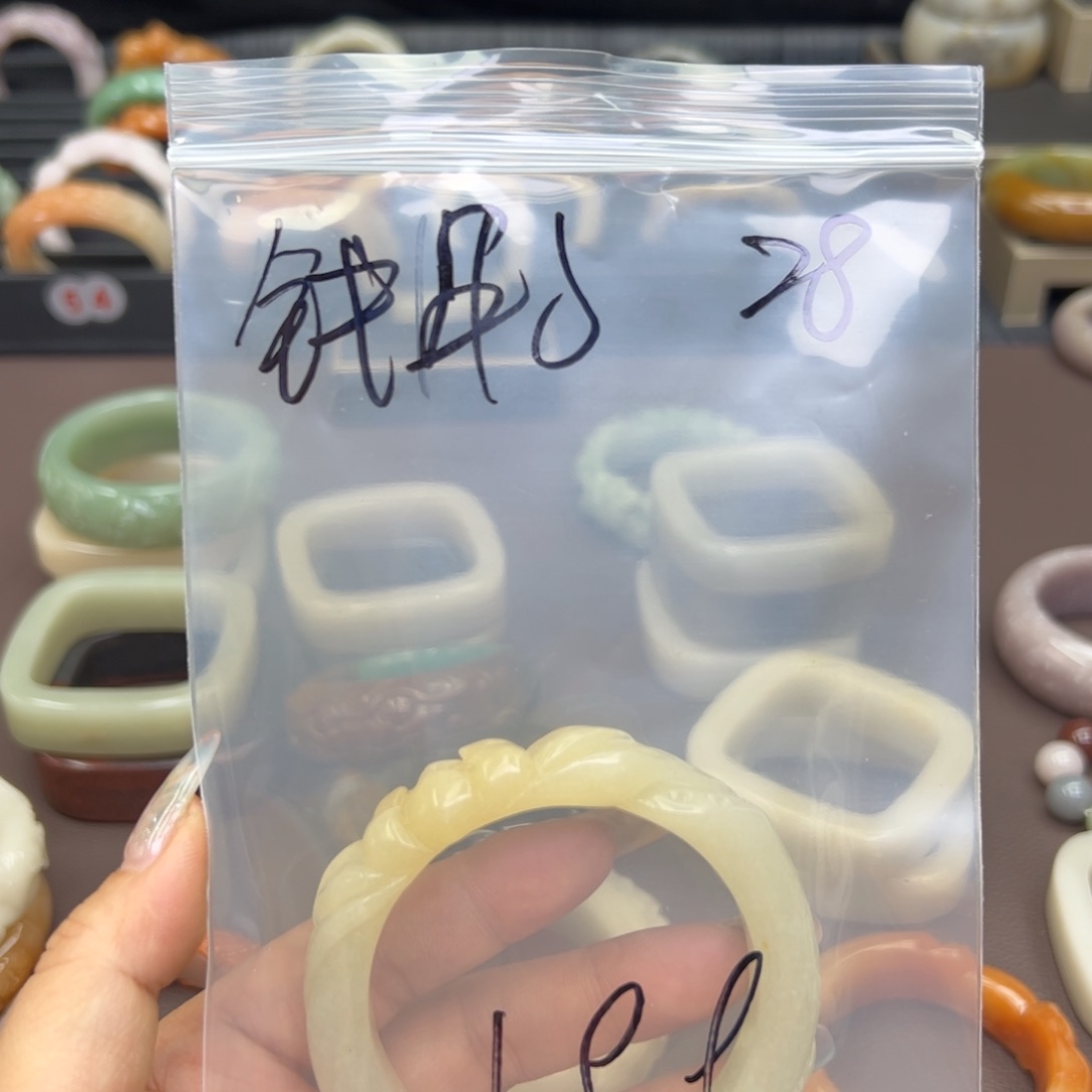 石英质玉手镯未镶嵌钱**?