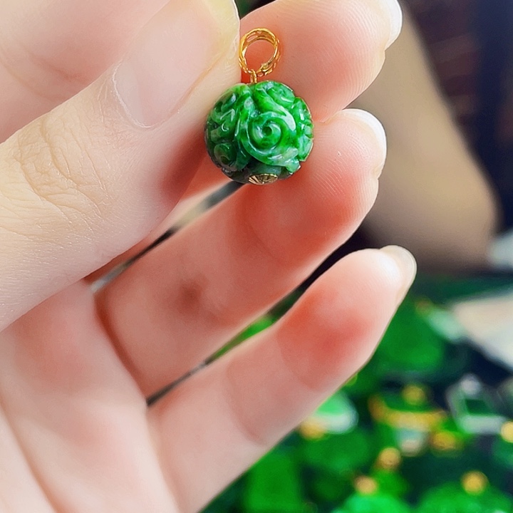 颈饰18K金镶嵌翡翠多样性