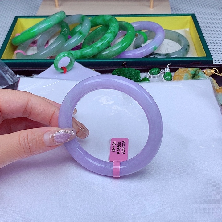 翡翠手镯未镶嵌翡翠