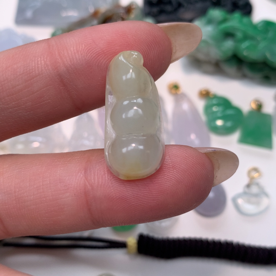 翡翠未镶嵌颈饰福豆