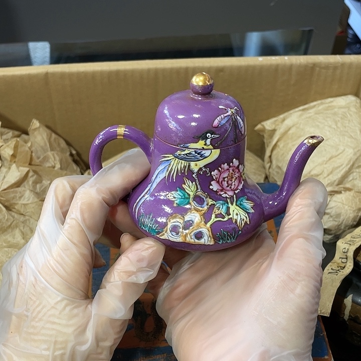 紫砂茶壶矿泥料手工制作的一把紫砂壶。