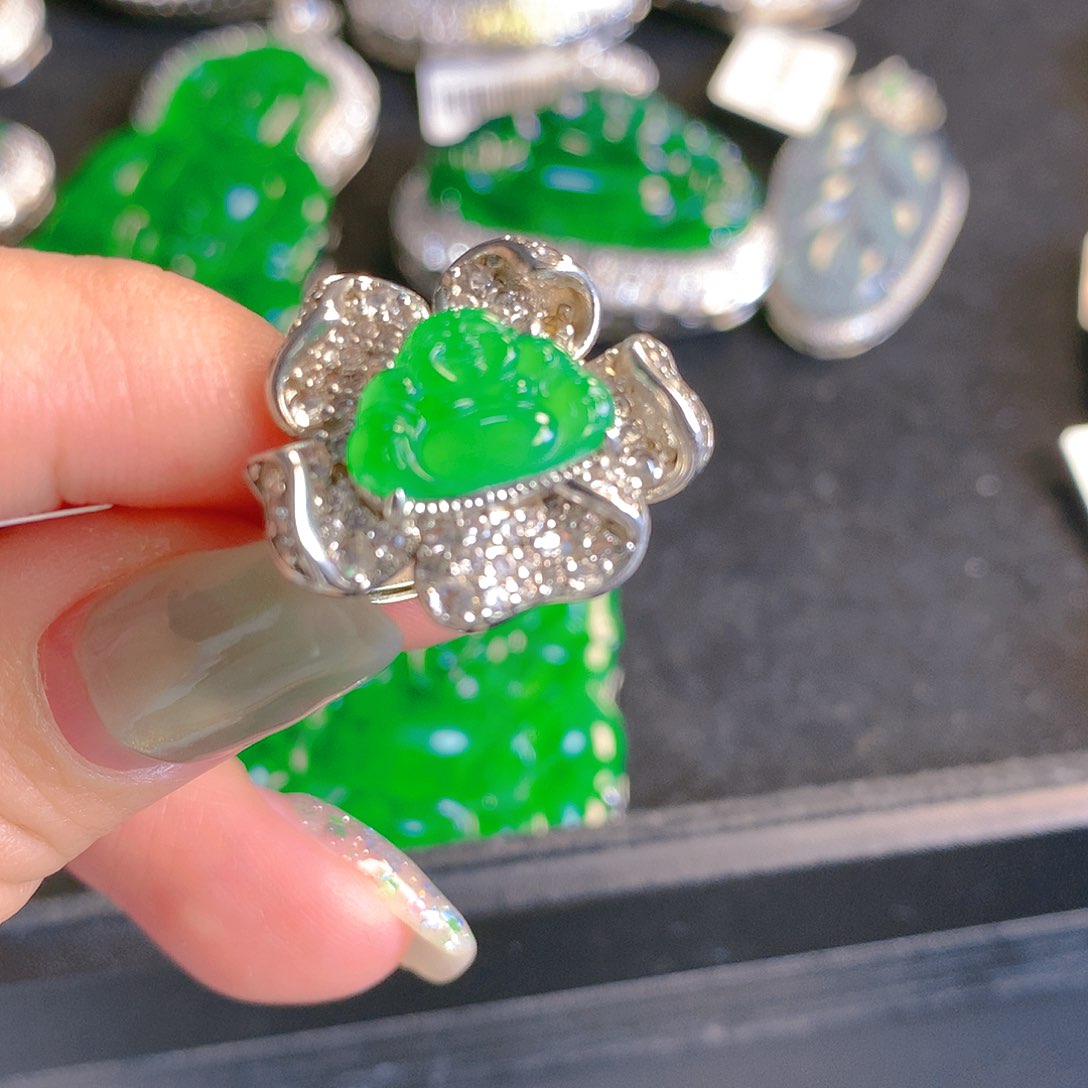 翡翠颈饰未镶嵌翡翠