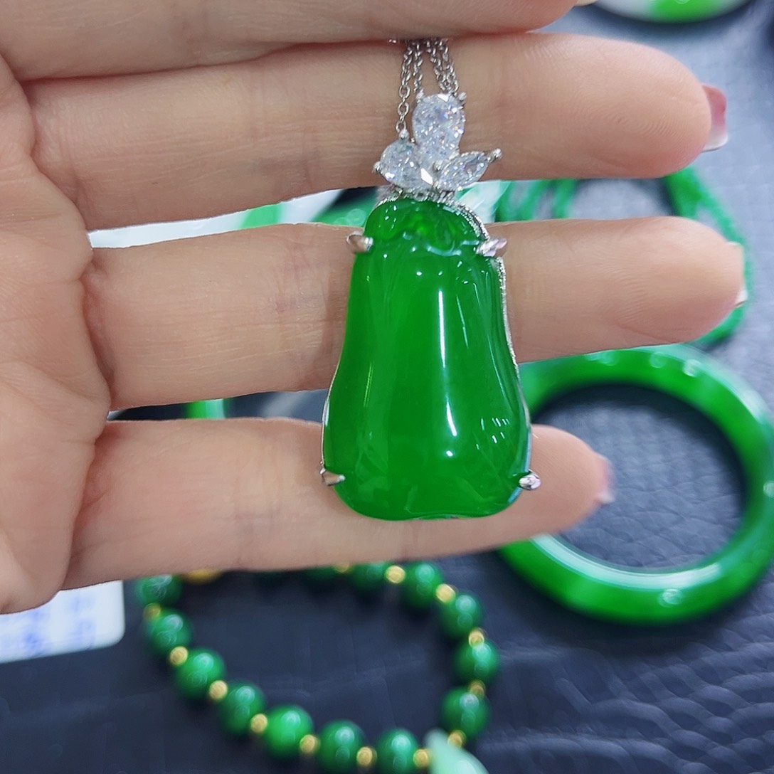 翡翠手镯未镶嵌多样性