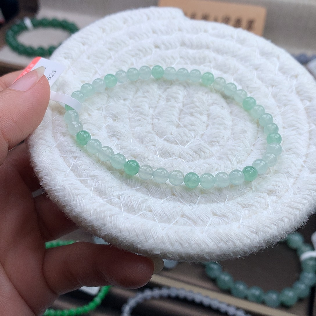 翡翠未镶嵌手链冰晴水绿，干净