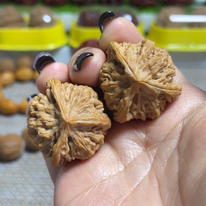 文玩核桃把件三棱盘山小