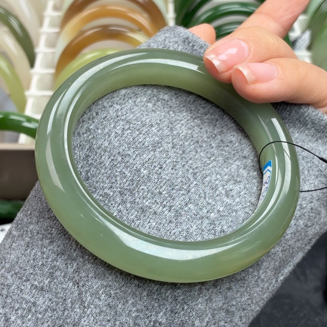 和田玉未镶嵌手镯湖水绿毕业72号