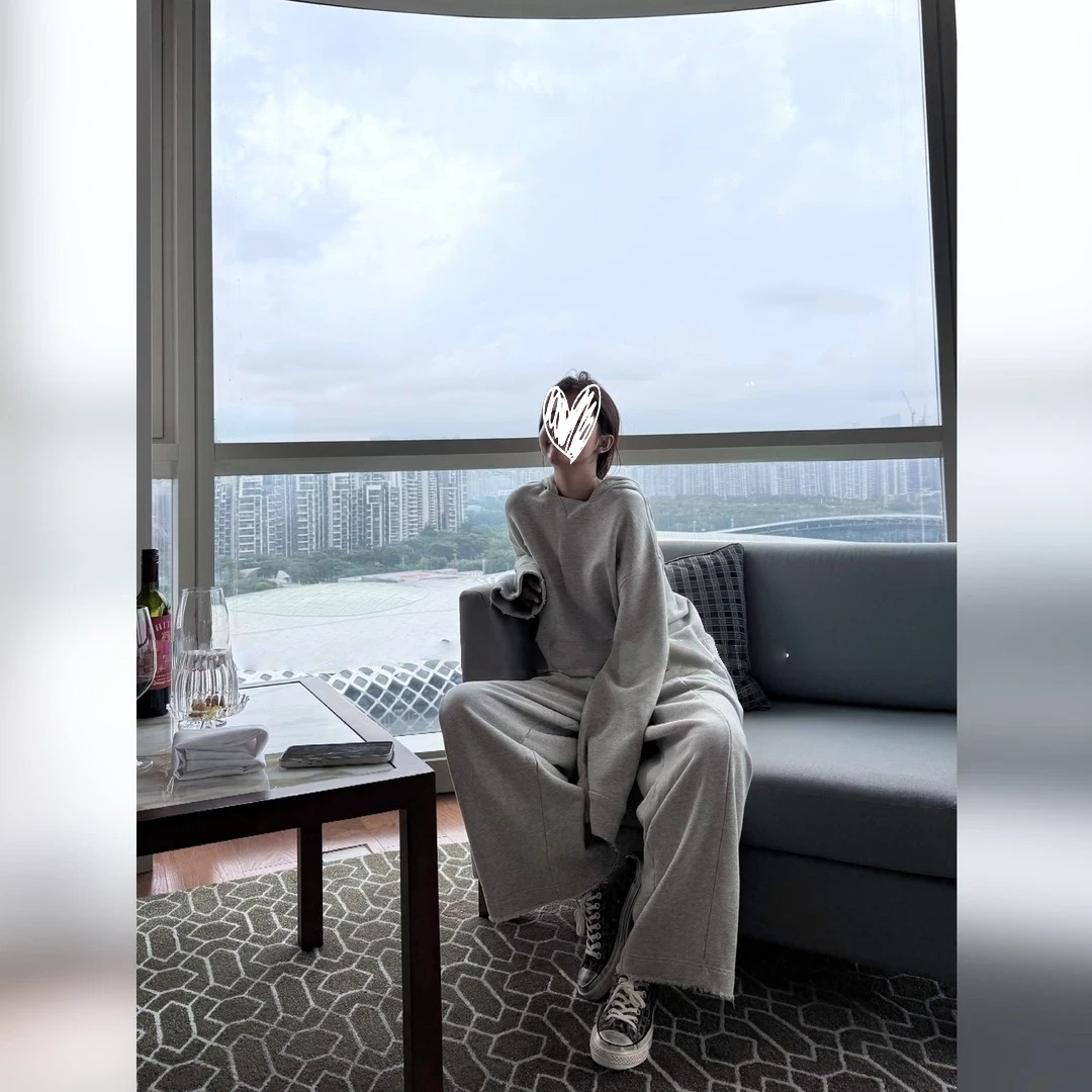 撞色下摆拼接磨破宽松短款连帽卫衣松紧腰毛边阔腿裤