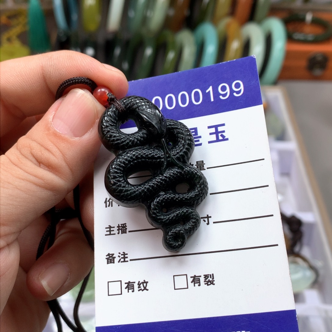 蛇纹石玉颈饰未镶嵌