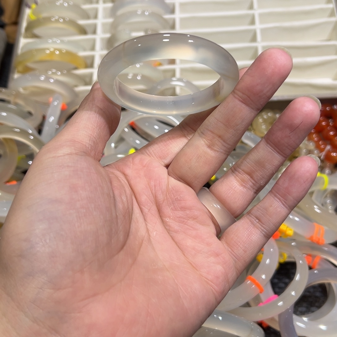 玛瑙/玉髓未镶嵌手镯52圈有包容2.8