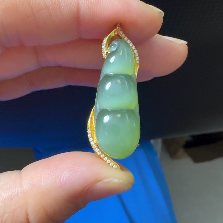 和田玉18K金镶嵌颈饰猫眼福豆裸石30