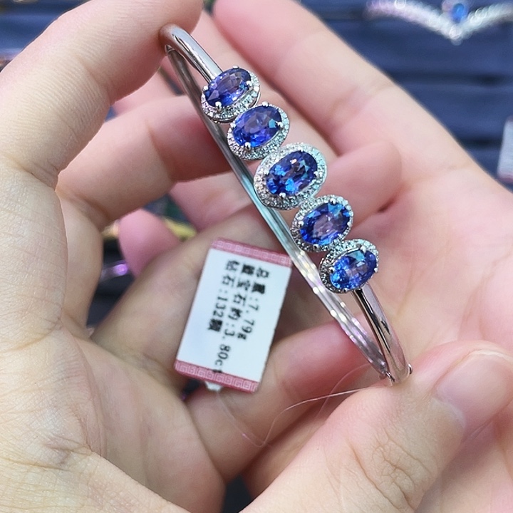 18K金镶嵌手镯蓝宝石3.80克拉