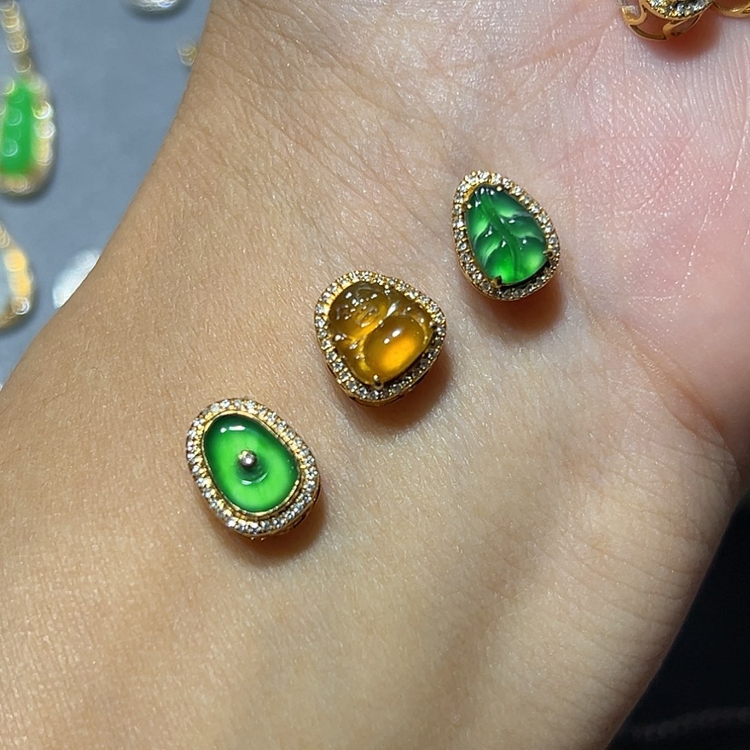 大***亮翡翠18K金镶嵌颈饰