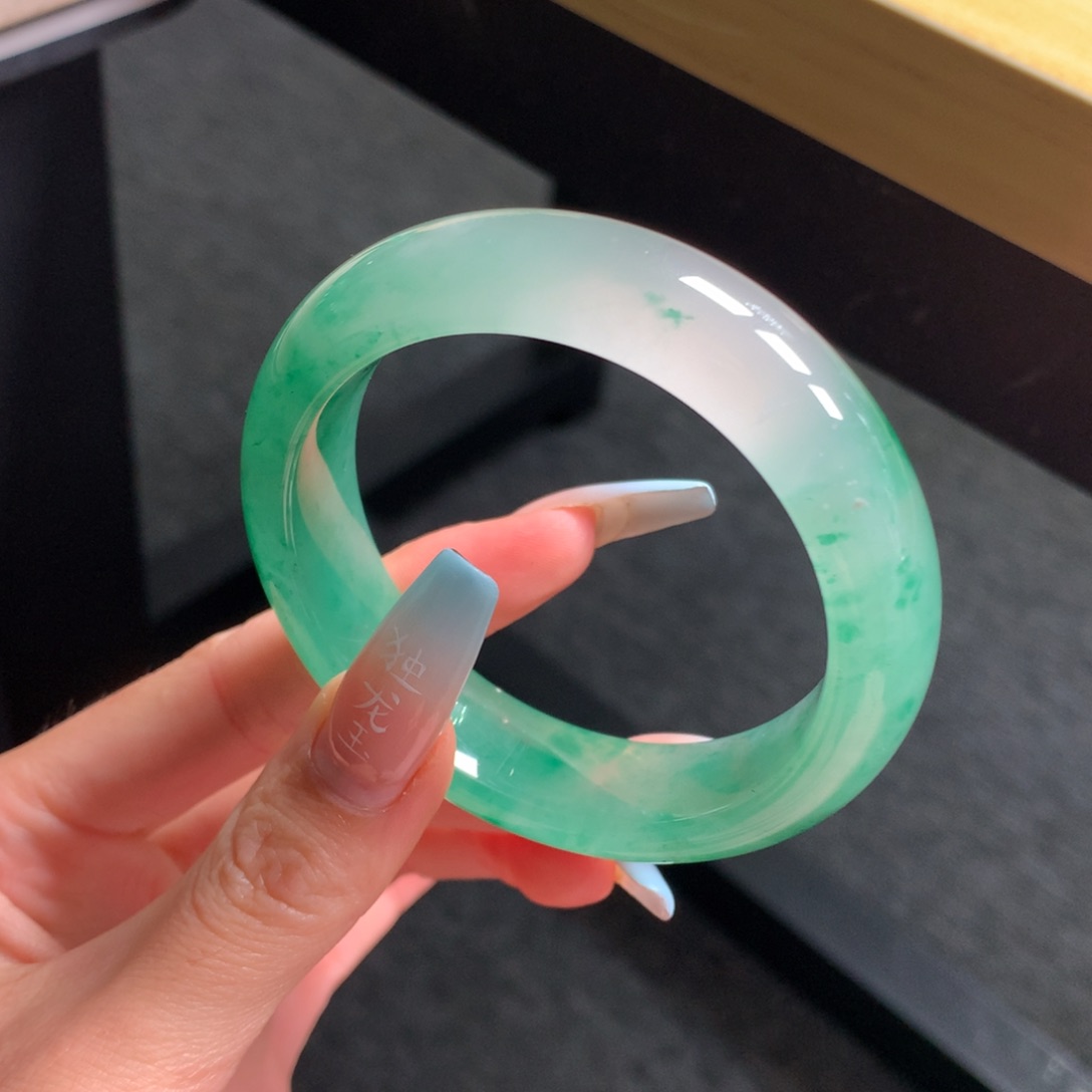 石英质玉手镯未镶嵌小**?