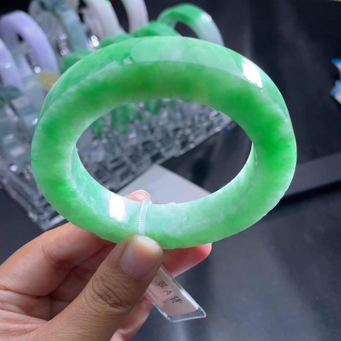 未镶嵌强烈推荐高品质大漏满阳绿定制翡翠