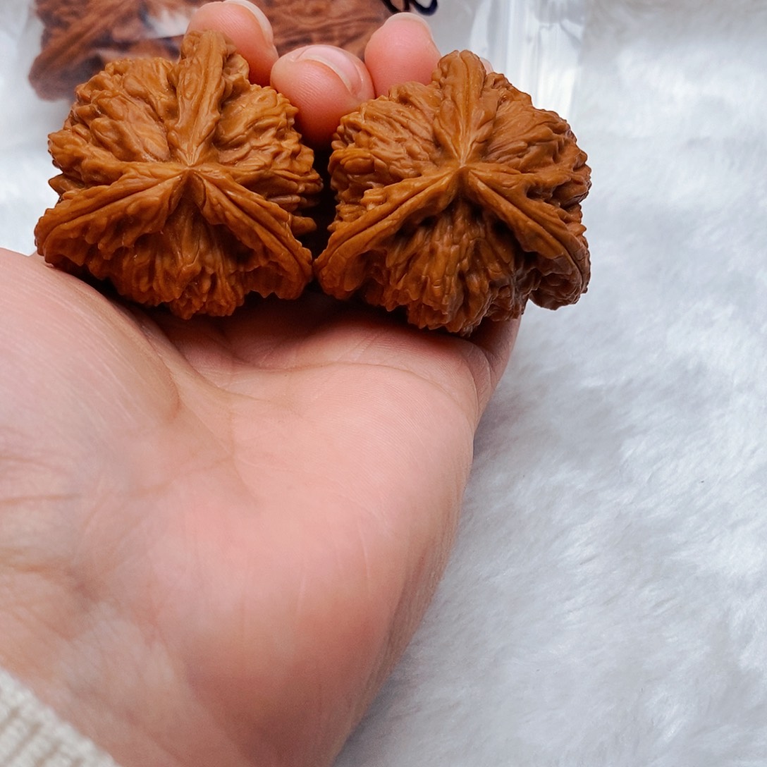 沐***光文玩核桃吊坠三棱