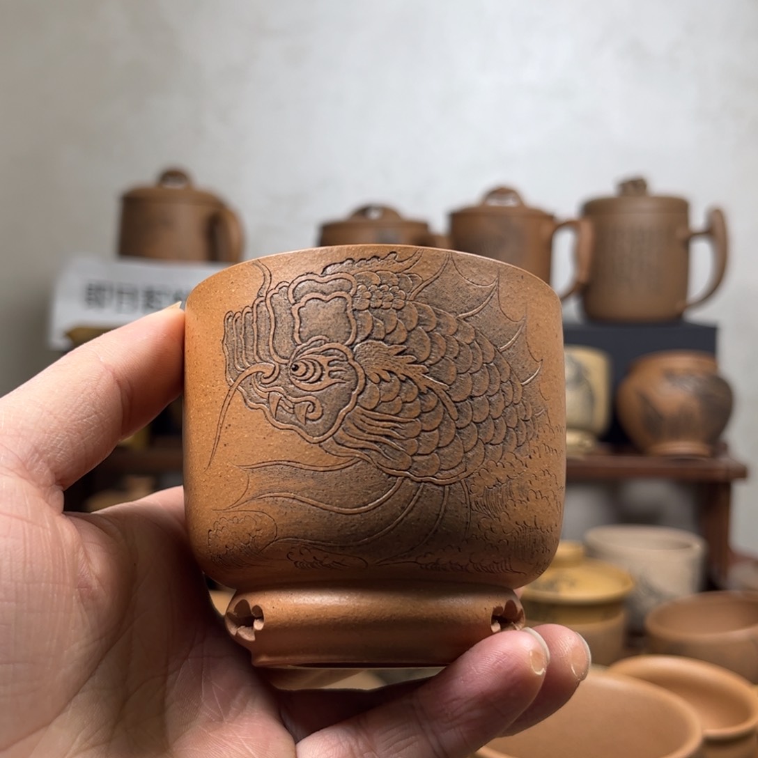 紫砂杯子玉****》微瑕疵鱼化龙刻绘紫砂主人杯