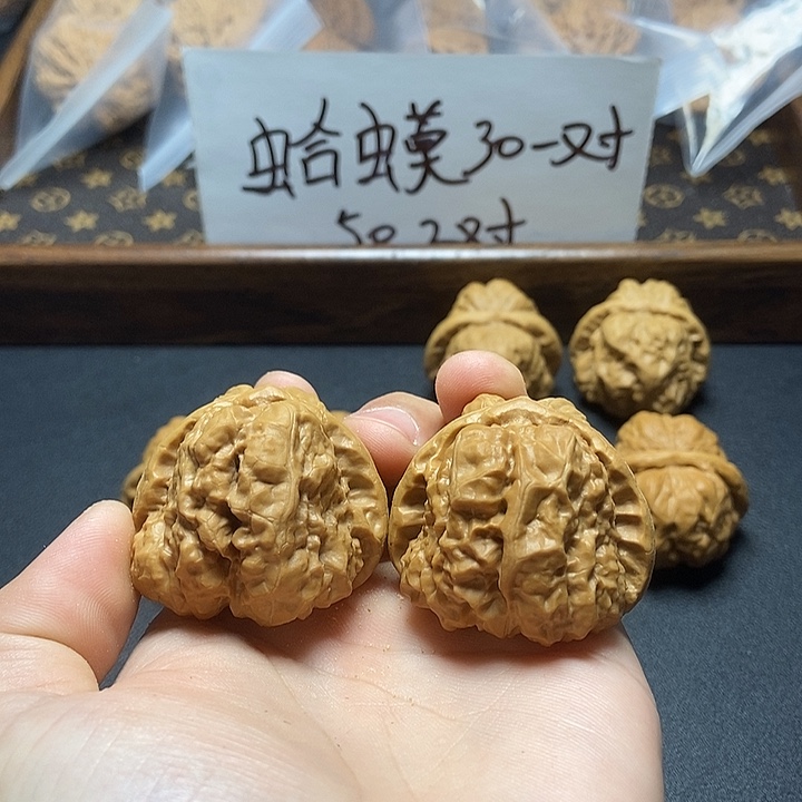 周**.文玩核桃蛤蟆头4克尺寸