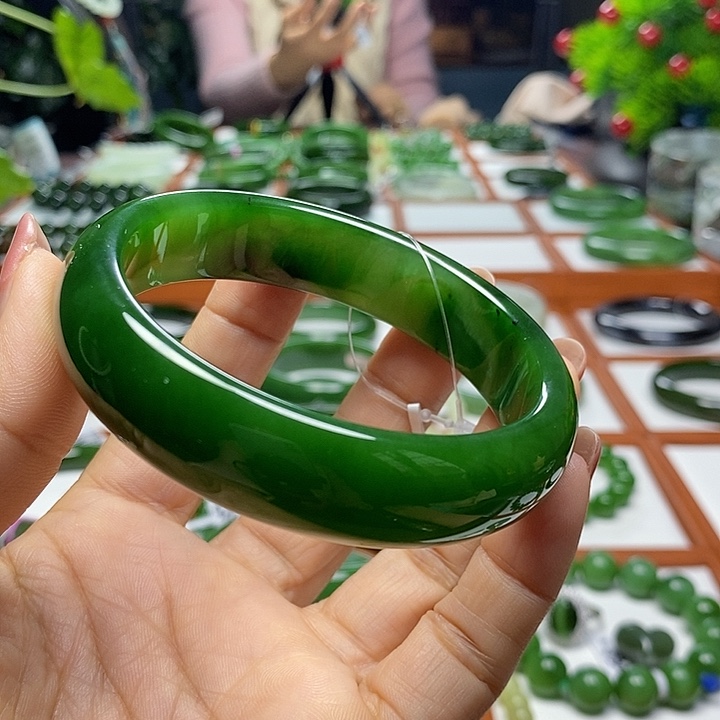 和田玉（碧玉）未镶嵌手镯碧玉冰底阳绿意境手镯